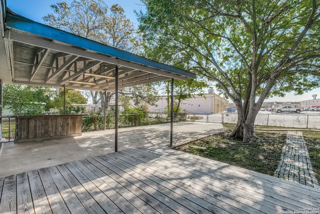 a view of a backyard