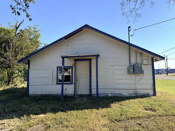 a front view of house with yard