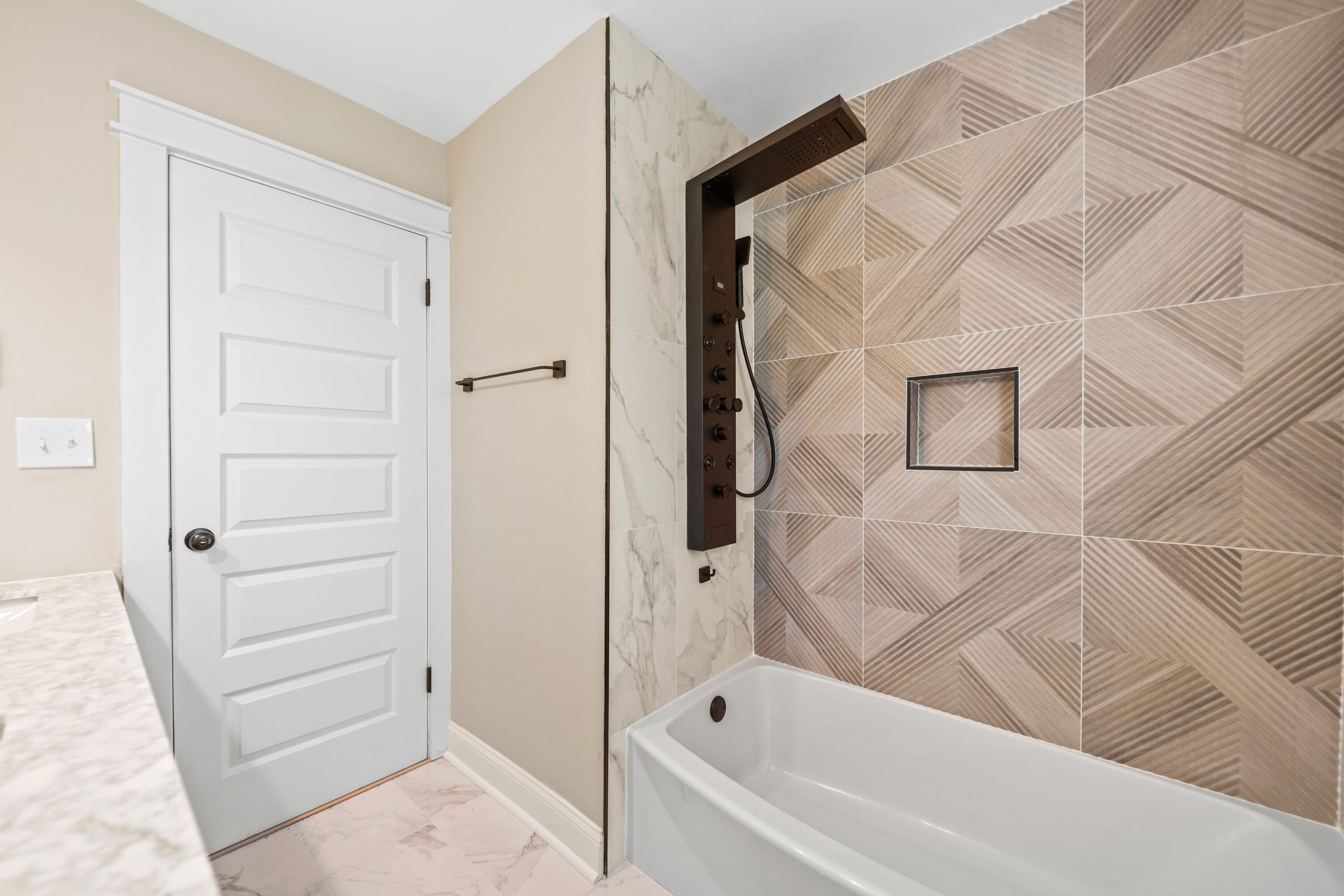 9176 West Springhill Drive St. John, IN 46373 - Photo 11 of 20 a bathroom with a bathtub