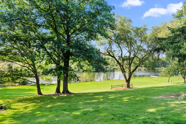 a picture of a black and white wall