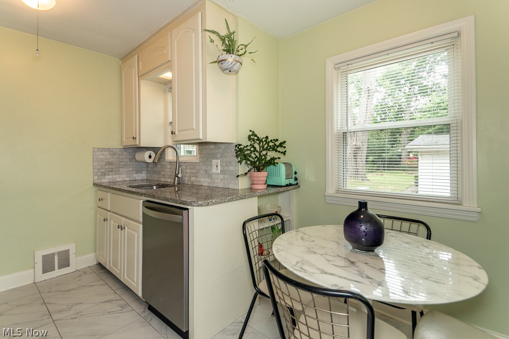1306 Sunset Road Cleveland, OH 44124 - Photo 9 of 30
