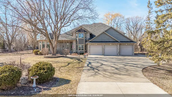 $689,900 | 1051 South Oakwood Road, Oshkosh, WI 54904