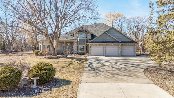 $689,900 | 1051 South Oakwood Road, Oshkosh, WI 54904
