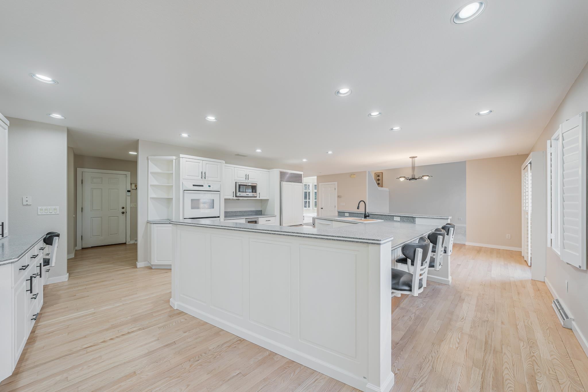 1051 South Oakwood Road Oshkosh, WI 54904 - Photo 13 of 59