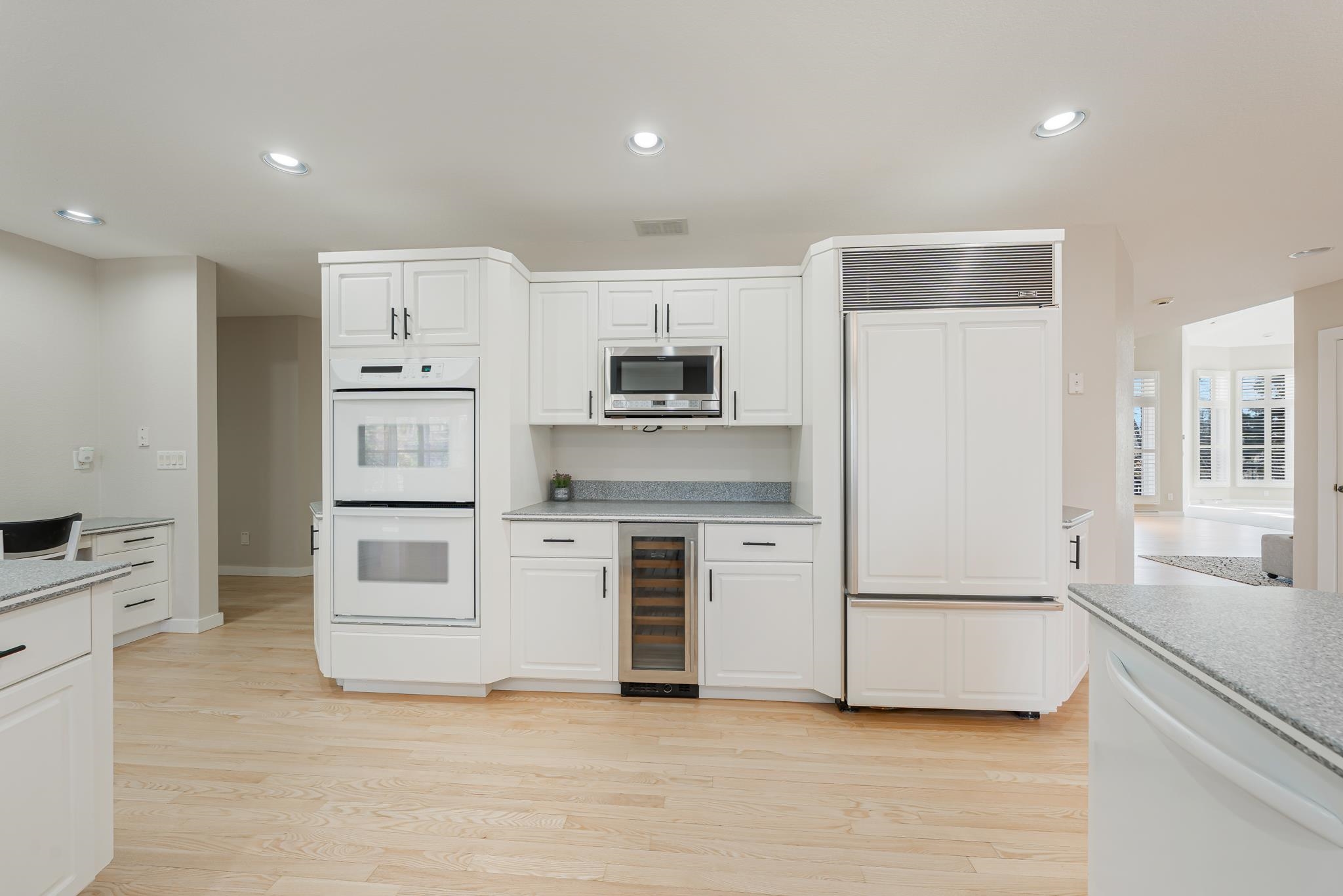 1051 South Oakwood Road Oshkosh, WI 54904 - Photo 16 of 59