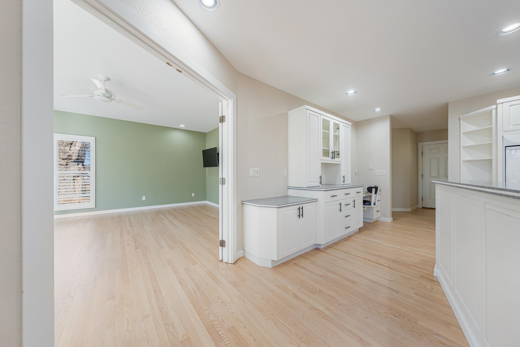 1051 South Oakwood Road Oshkosh, WI 54904 - Photo 22 of 59