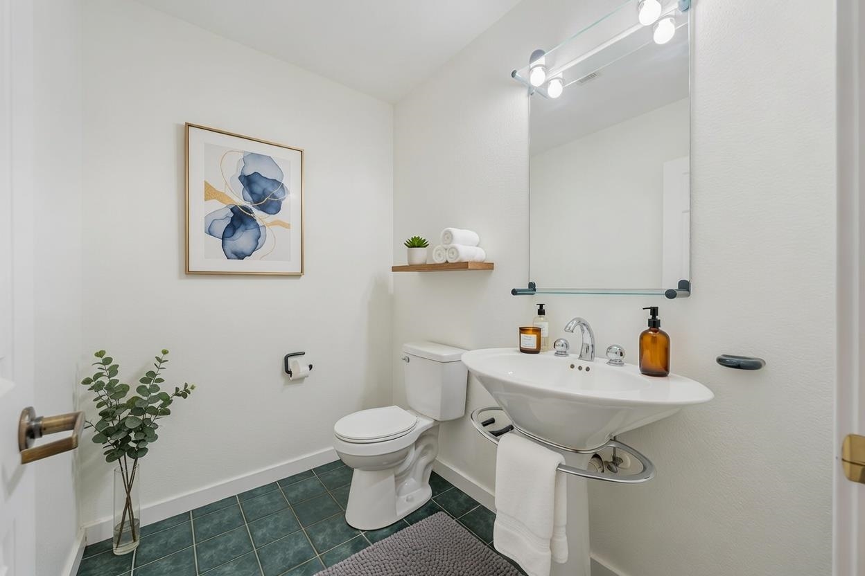 1051 South Oakwood Road Oshkosh, WI 54904 - Photo 25 of 59