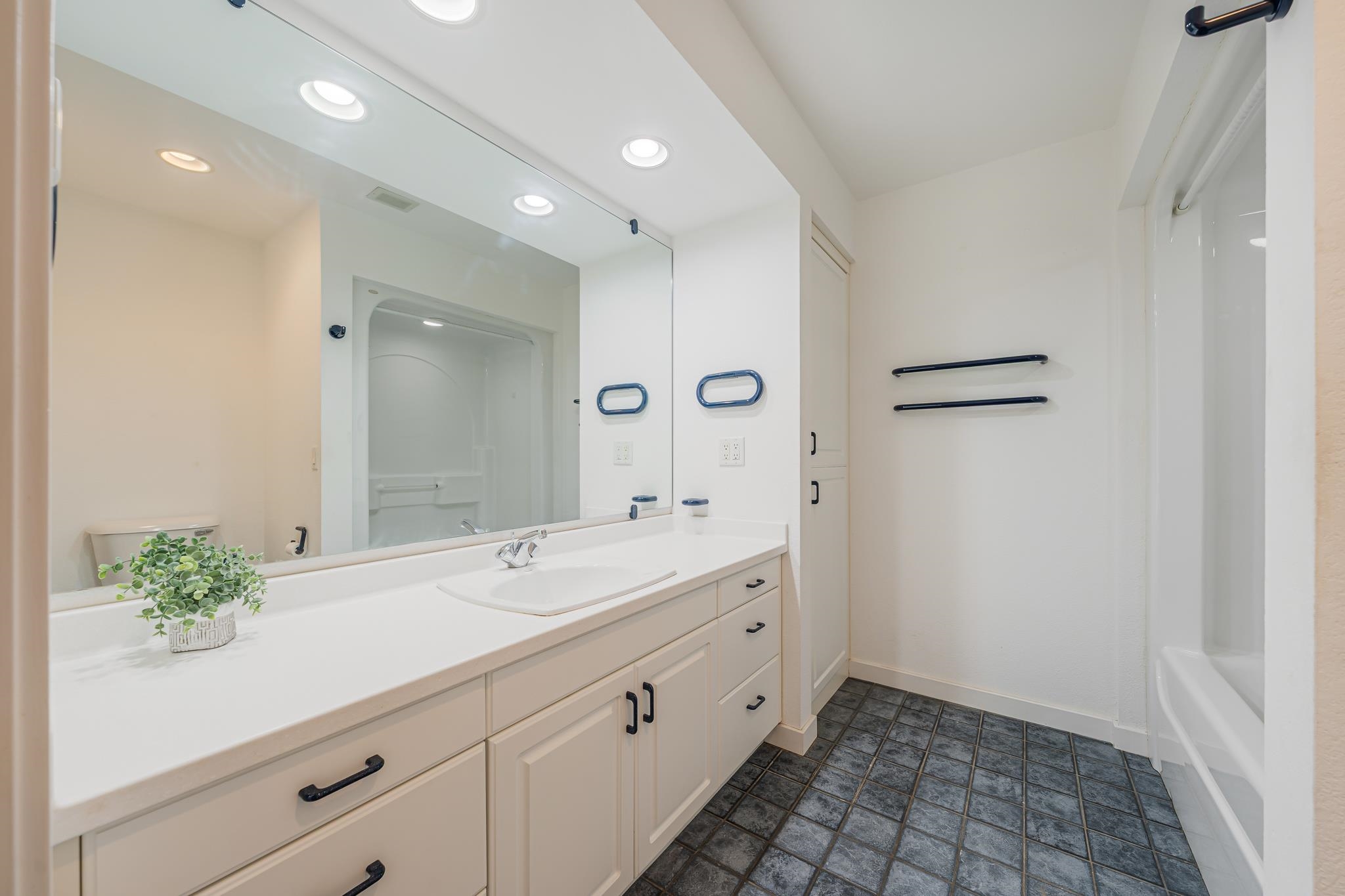 1051 South Oakwood Road Oshkosh, WI 54904 - Photo 33 of 59