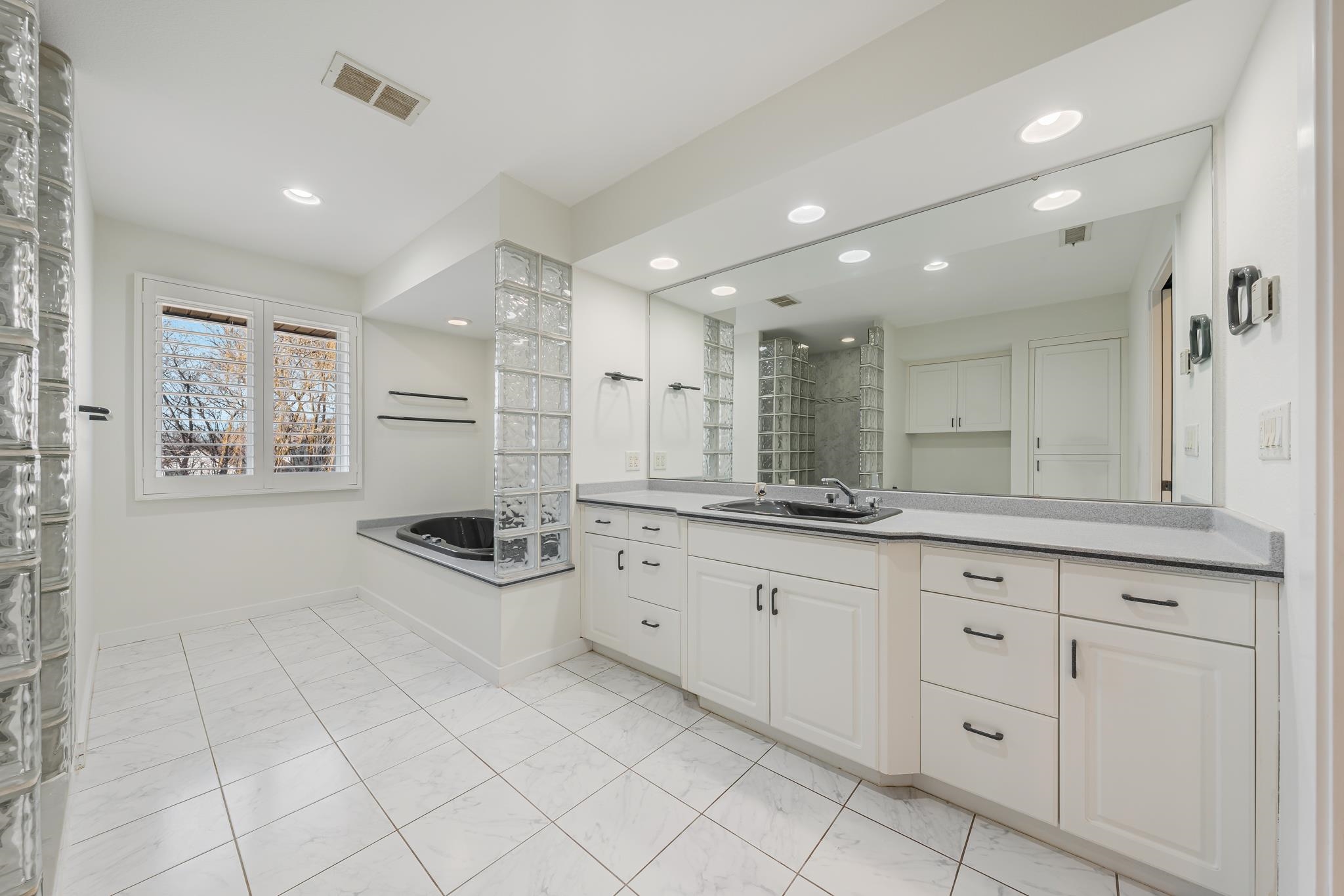 1051 South Oakwood Road Oshkosh, WI 54904 - Photo 39 of 59