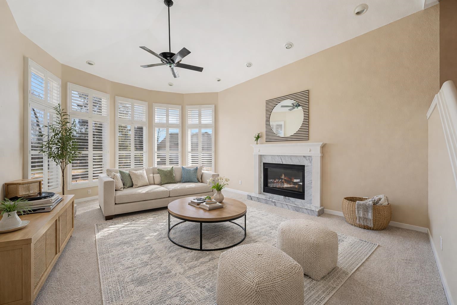 1051 South Oakwood Road Oshkosh, WI 54904 - Photo 5 of 59