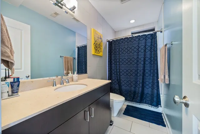 $2,750 | 1951 West Byron Street, Unit 2W, Chicago, IL 60613