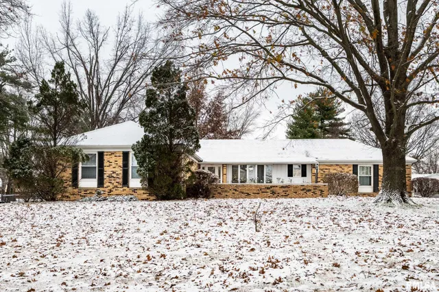 $259,000 | 105 Woodlake Lane, Eldorado, IL 62930