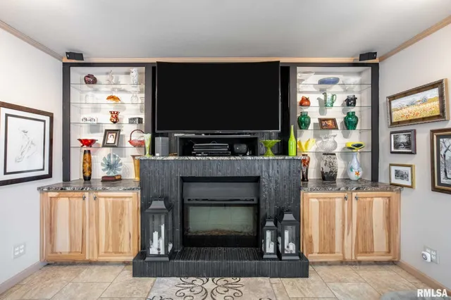 $259,000 | 105 Woodlake Lane, Eldorado, IL 62930