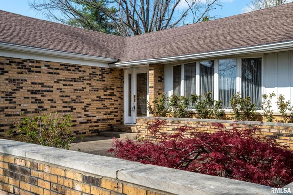 $254,900 | 105 Woodlake Lane, Eldorado, IL 62930