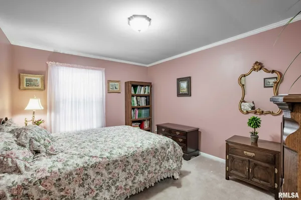 $254,900 | 105 Woodlake Lane, Eldorado, IL 62930