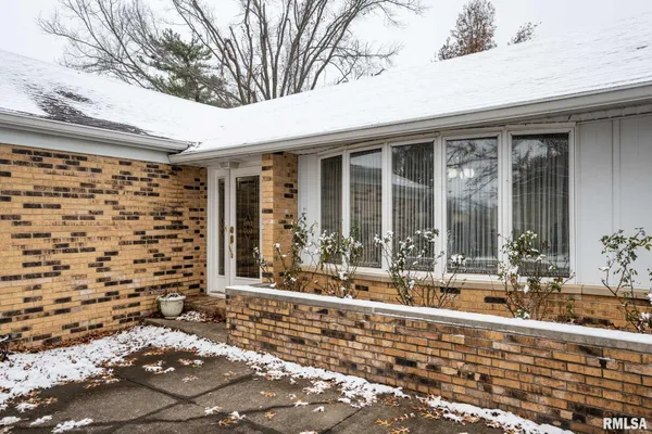 $259,000 | 105 Woodlake Lane, Eldorado, IL 62930