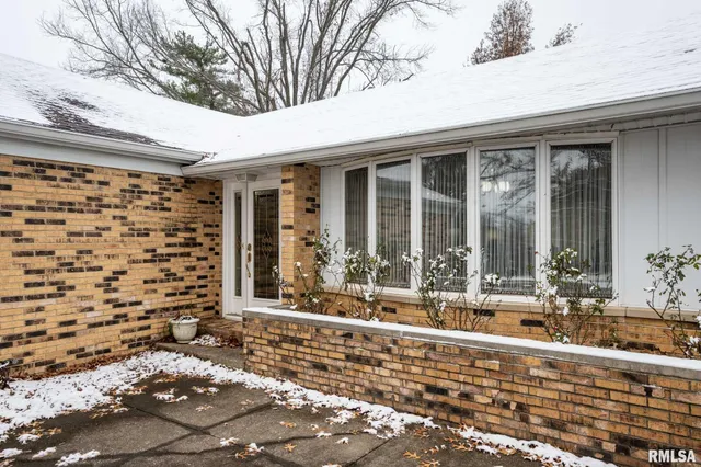 $259,000 | 105 Woodlake Lane, Eldorado, IL 62930