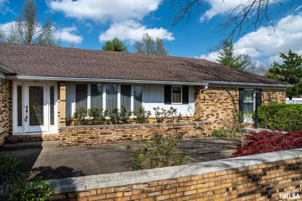 $254,900 | 105 Woodlake Lane, Eldorado, IL 62930