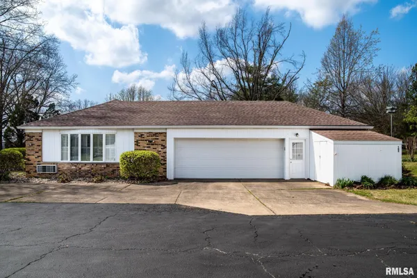 $254,900 | 105 Woodlake Lane, Eldorado, IL 62930
