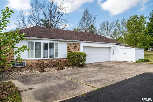 $254,900 | 105 Woodlake Lane, Eldorado, IL 62930