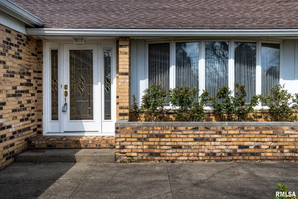 $254,900 | 105 Woodlake Lane, Eldorado, IL 62930