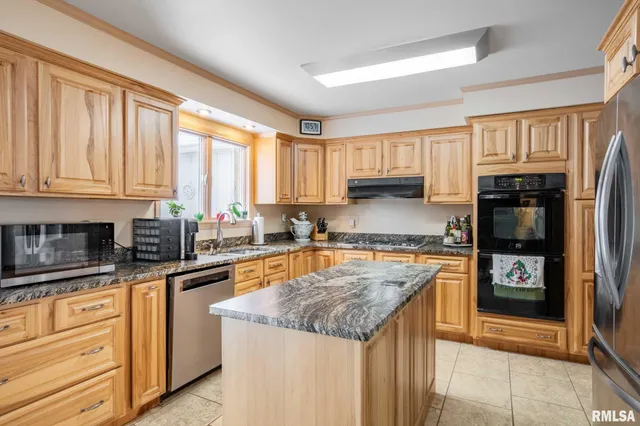 $259,000 | 105 Woodlake Lane, Eldorado, IL 62930