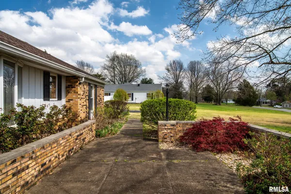 $254,900 | 105 Woodlake Lane, Eldorado, IL 62930