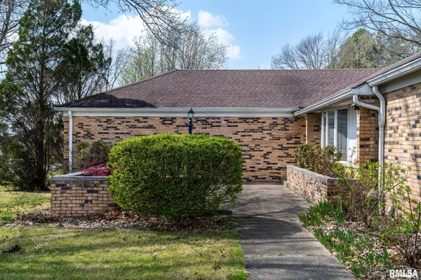 $254,900 | 105 Woodlake Lane, Eldorado, IL 62930