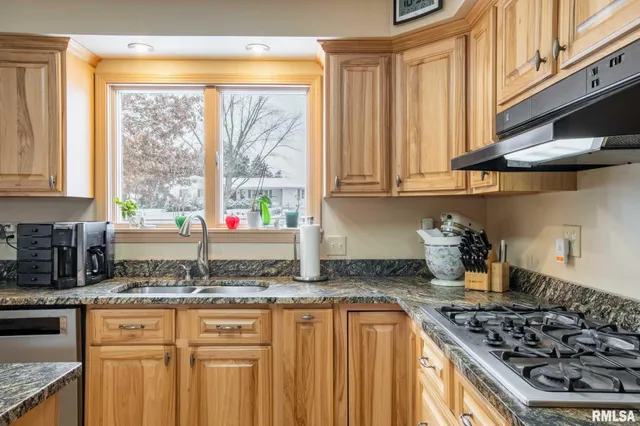 $259,000 | 105 Woodlake Lane, Eldorado, IL 62930