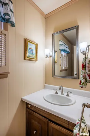 $254,900 | 105 Woodlake Lane, Eldorado, IL 62930