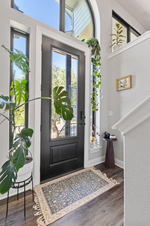 418 Summit Ridge Drive North Lago Vista, TX 78645 - Photo 5 of 40 a living room with furniture and a potted plant