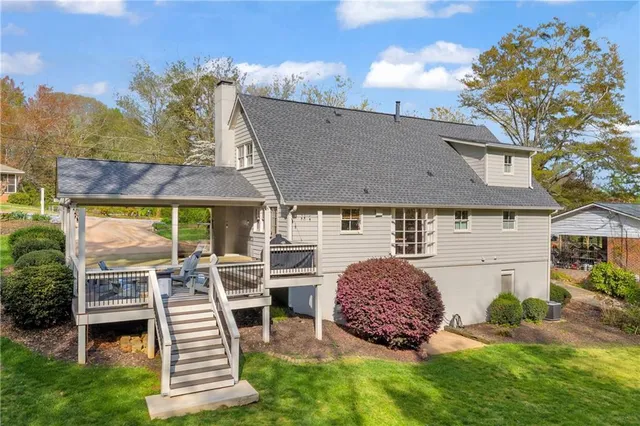 a view of a yard in front of a house