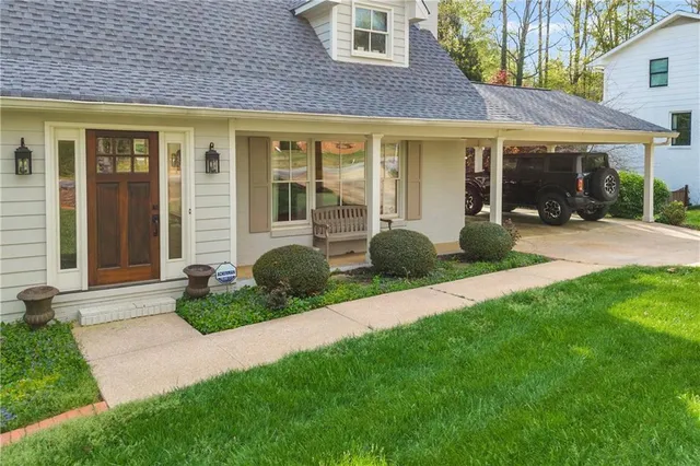 a view of a yard in front of a house
