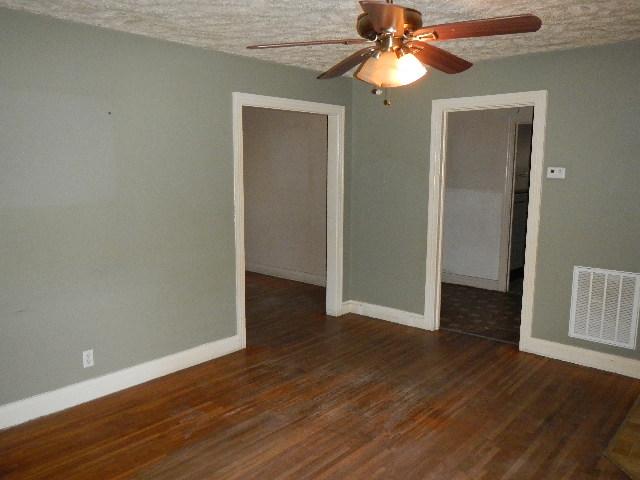 405 Riverside Drive Manchester, TN 37355 - Photo 3 of 8 The living room features a nice ceiling fan