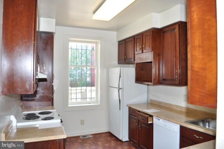 907 R Street Northwest Washington, DC 20001 - Photo 5 of 12 Kitchen