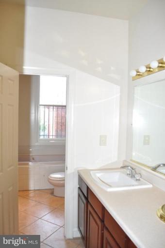907 R Street Northwest Washington, DC 20001 - Photo 7 of 12 Bath #1