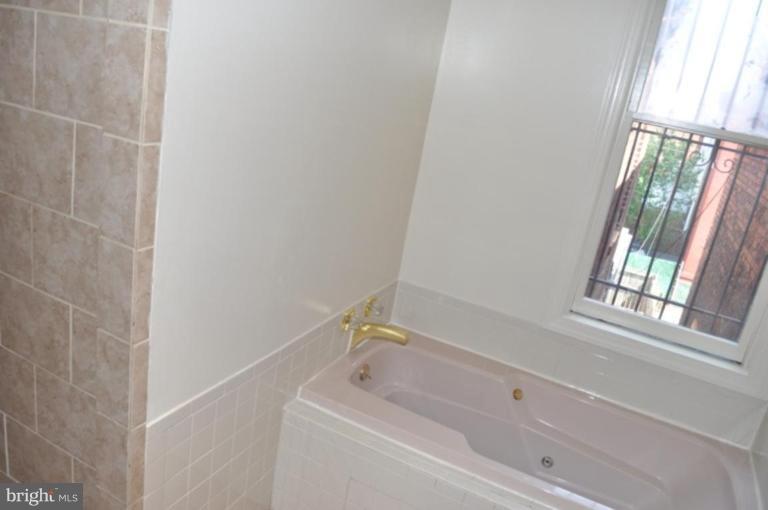 907 R Street Northwest Washington, DC 20001 - Photo 8 of 12 Bath #2