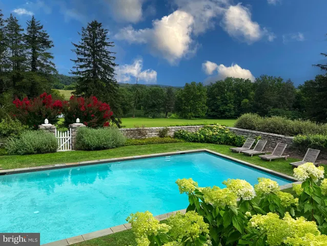 a view of a livingroom with furniture and windows