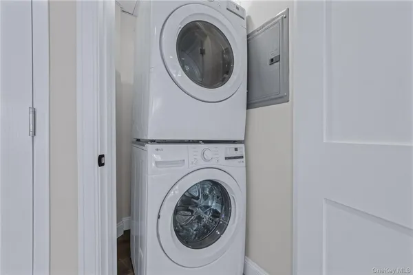 a close up view of a washer and dryer