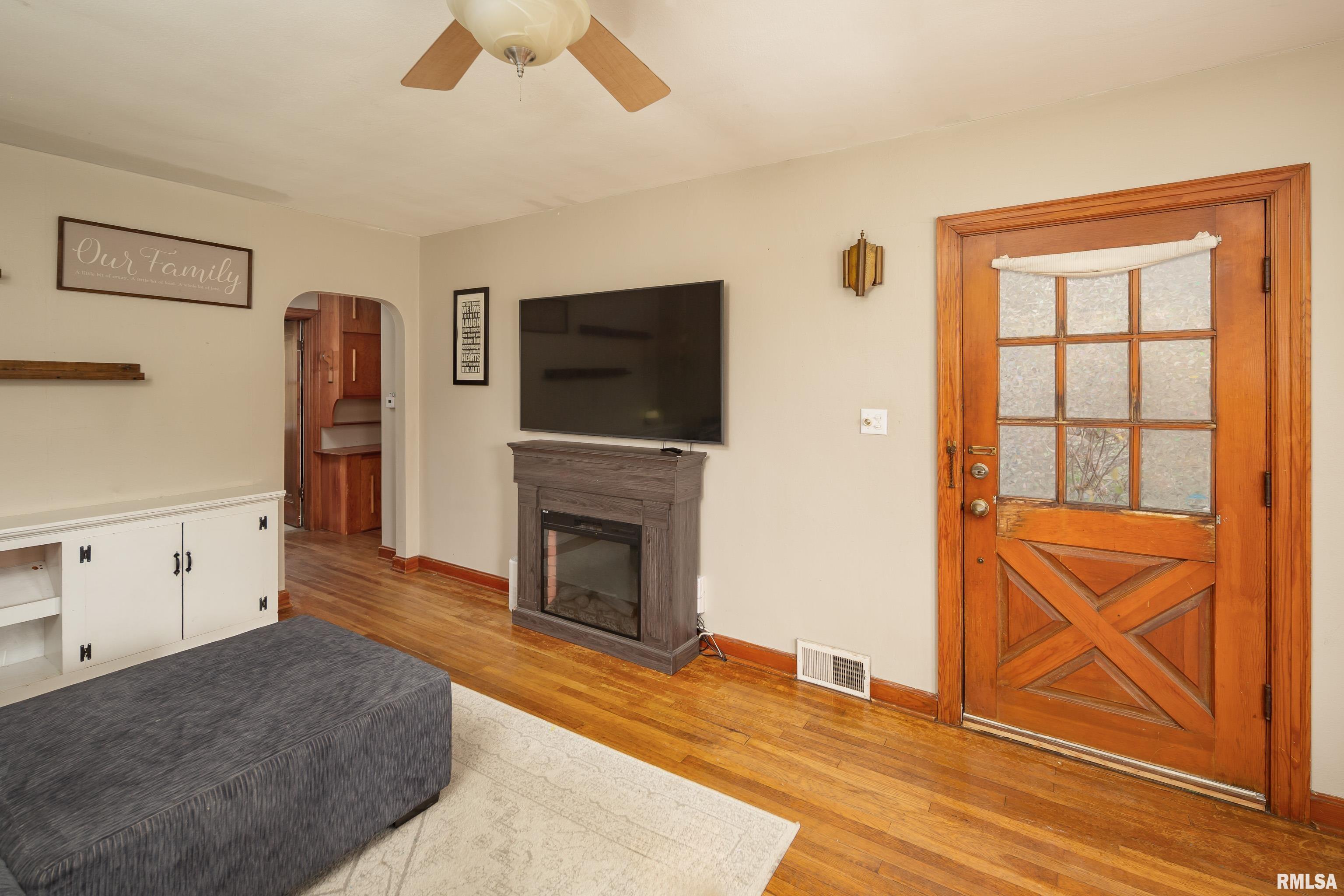 1908 46th Street Moline, IL 61265 - Photo 3 of 32 Gallery Image 3