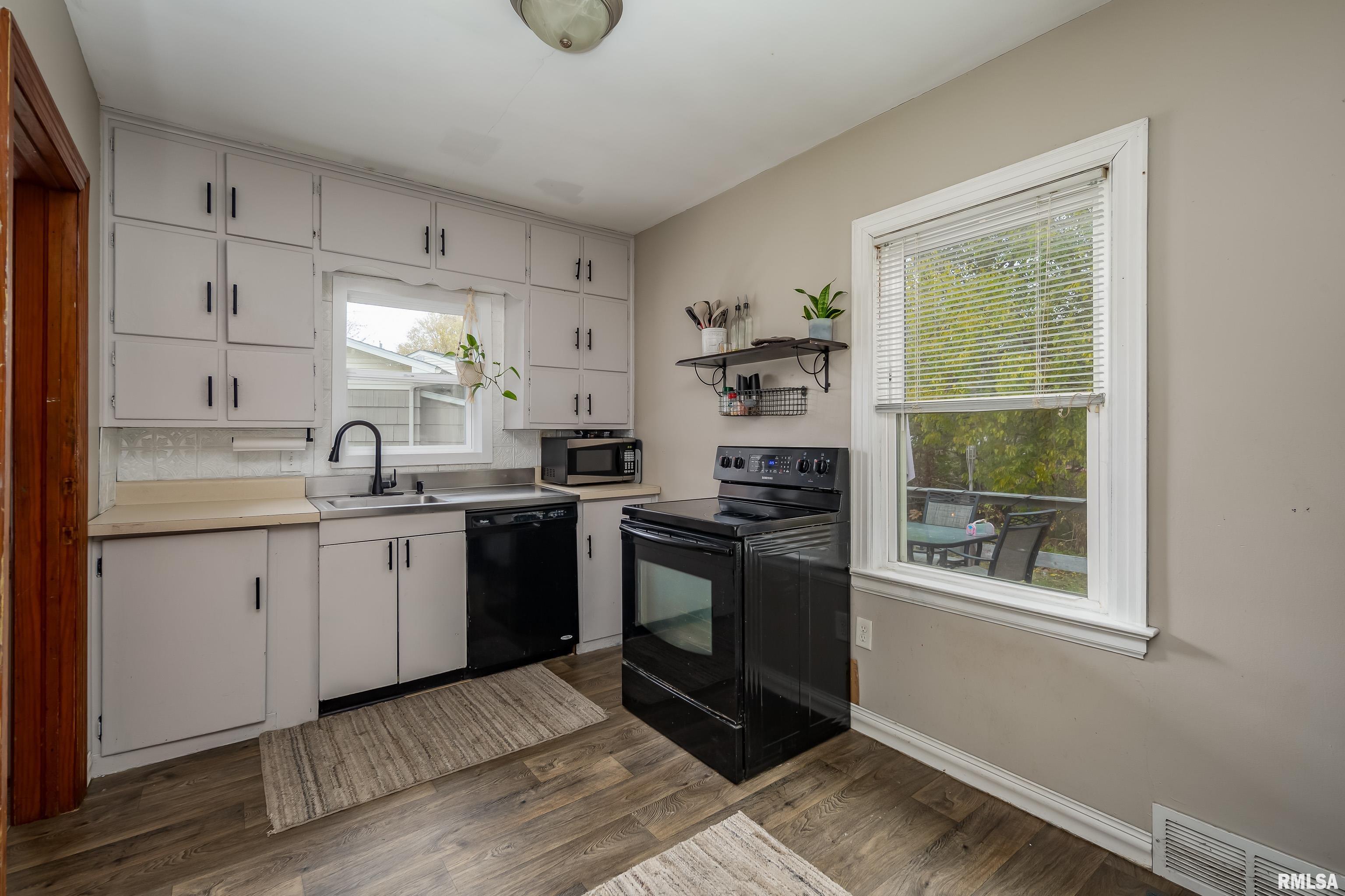 1908 46th Street Moline, IL 61265 - Photo 8 of 32 Gallery Image 8