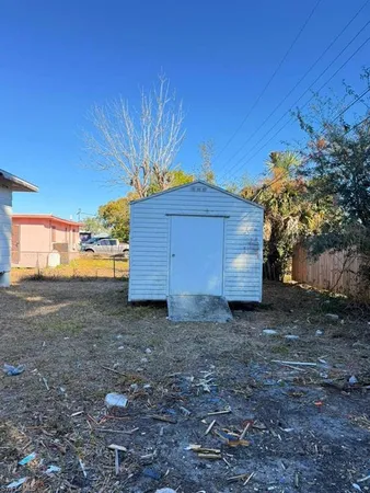 a view of a backyard