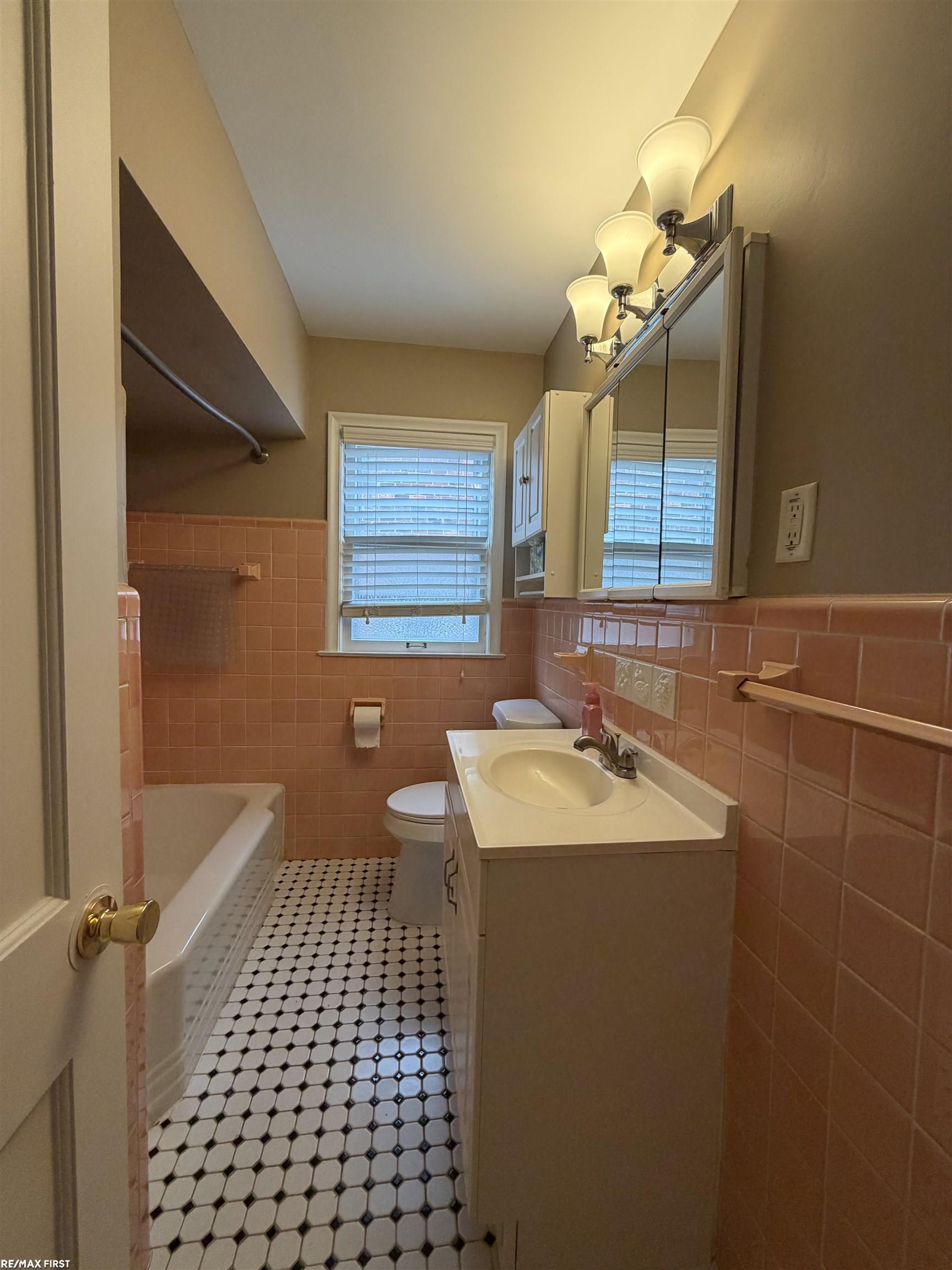 1992 Hawthorne Road Grosse Pointe, MI 48236 - Photo 9 of 14