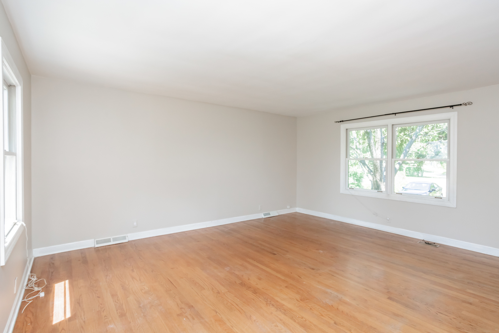 15W271 91st Street Burr Ridge, IL 60527 - Photo 8 of 30 an empty room with a window