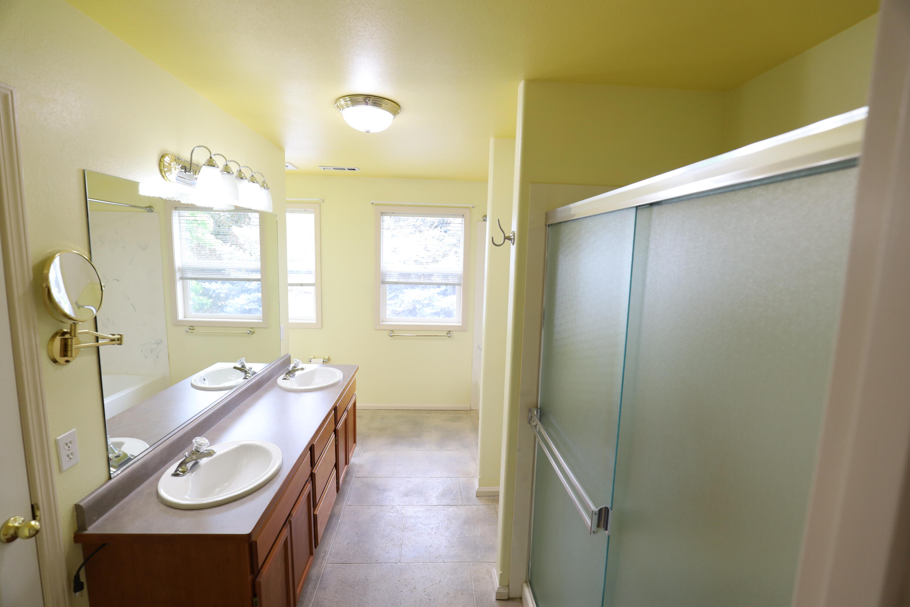 136 Lucas Court Eagle Point, OR 97524 - Photo 18 of 18 Upstairs Master Bath
