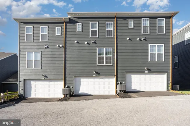 $2,370 | 3119 Herr Street, Mechanicsburg, PA 17055