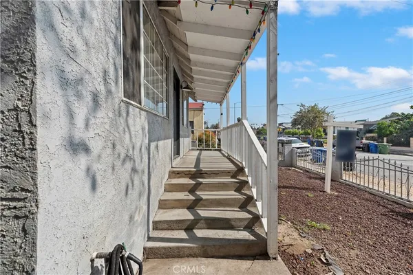 a view of entryway with a front door
