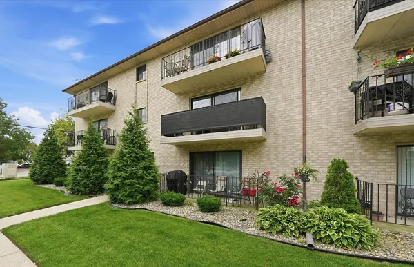 $205,000 | 9800 Sayre Avenue, Unit 2B, Chicago Ridge, IL 60415