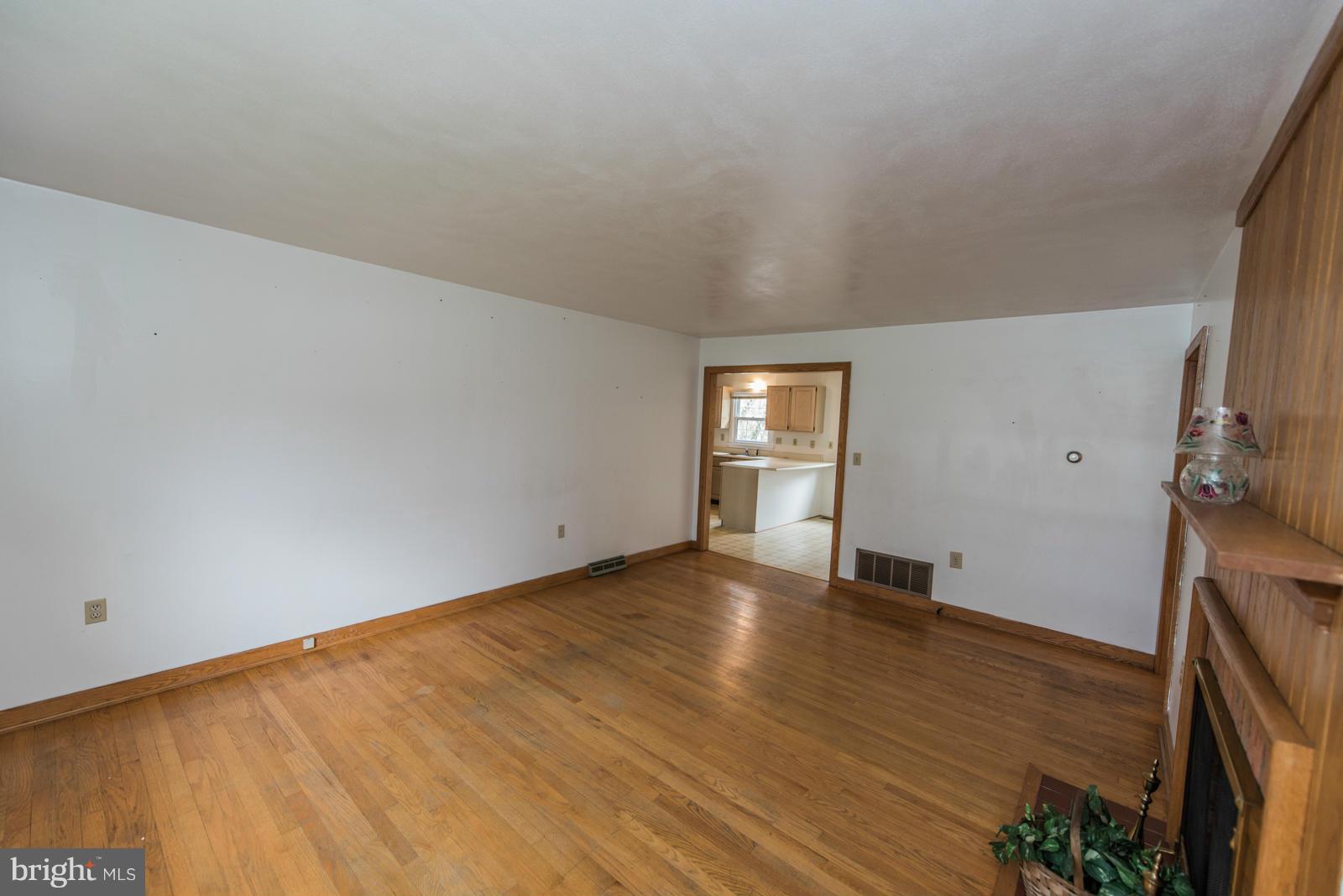 12 Spring Street Luray, VA 22835 - Photo 8 of 30 Living Room