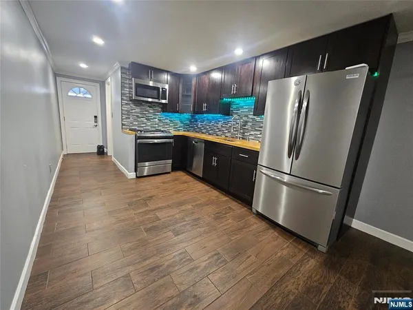 $1,600 | 108-110 Cross Street, Unit 2M, Harrison, NJ 07029